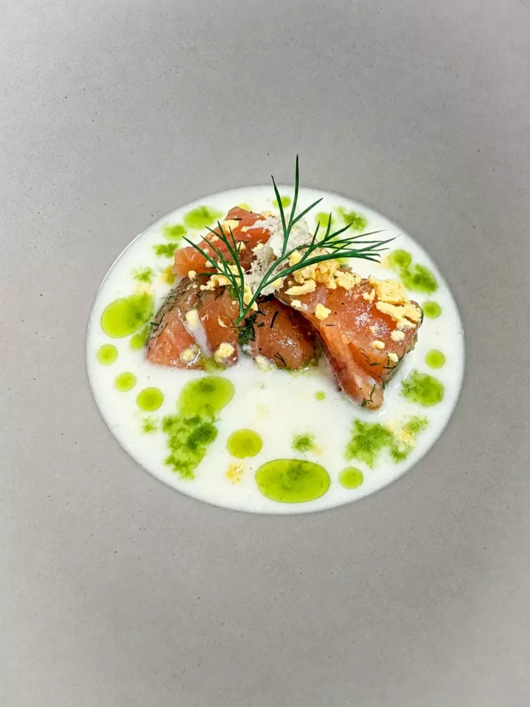 Lachs auf cremiger Sauce mit Dill und Kräuteröl