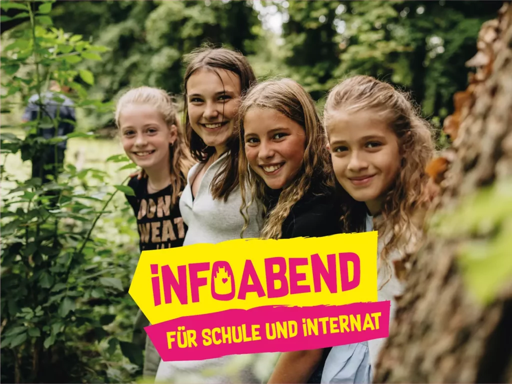 Schülerinnen lachen im Grünen beim Infoabend