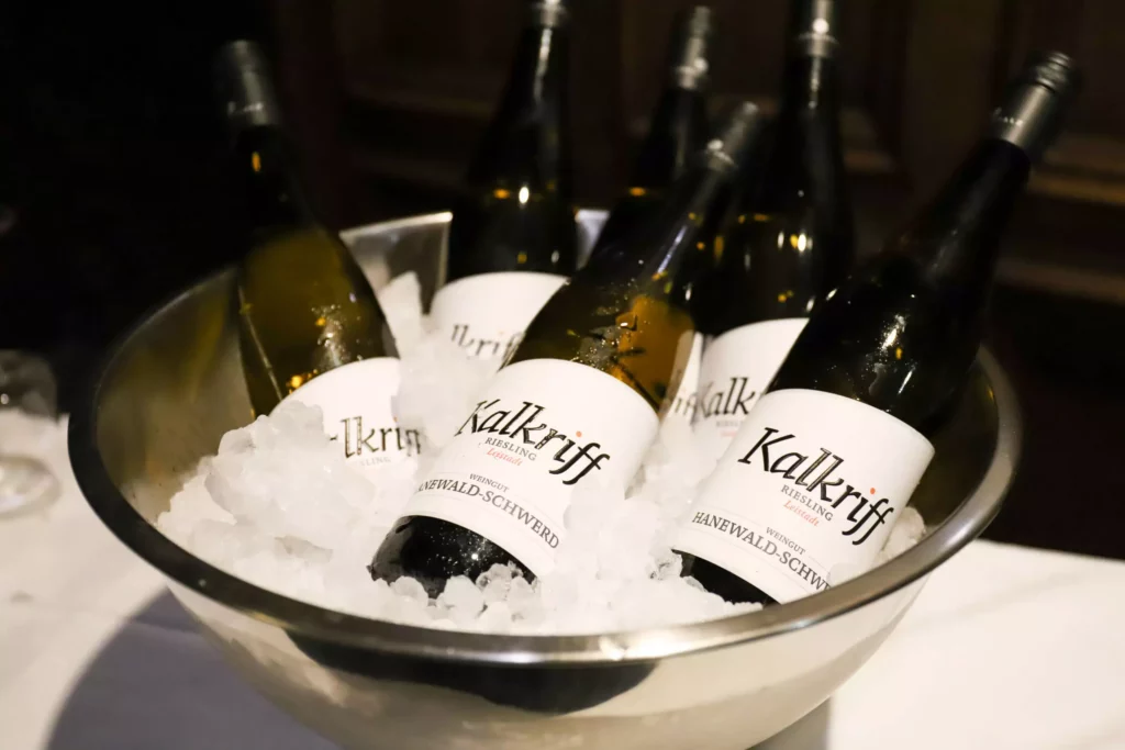 Weißweinflaschen in einer Eisschale auf einem Tisch