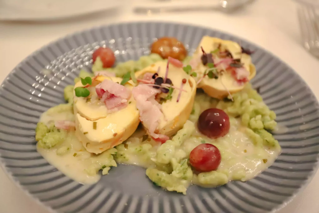 Gefüllte Eier mit Spätzle und Soße auf Teller