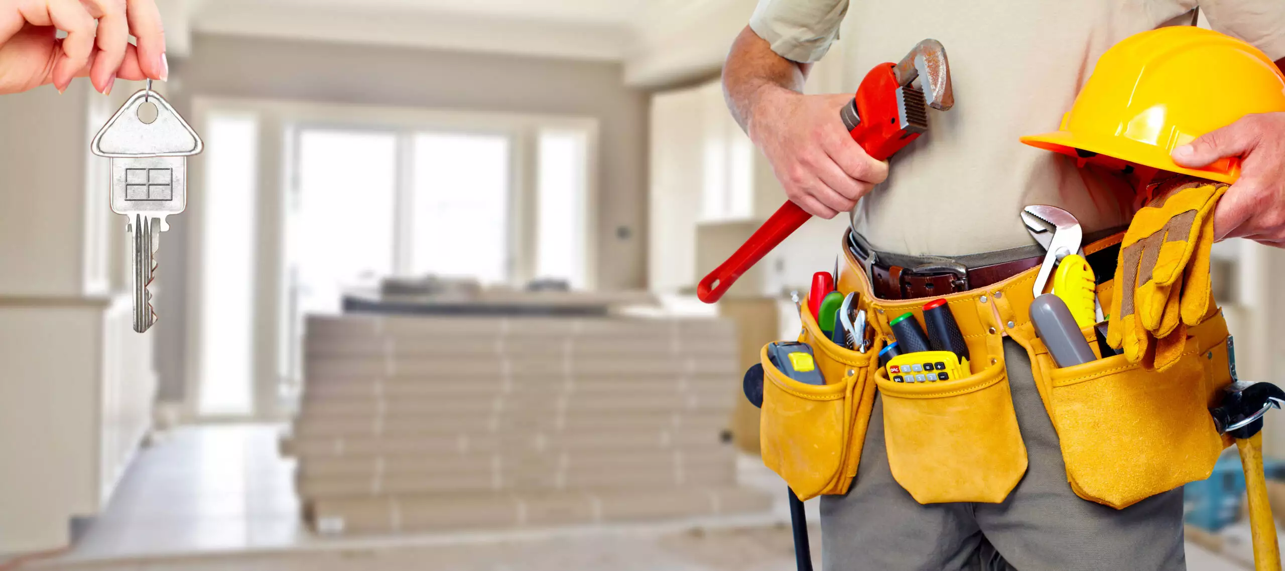 Handwerker erhält Hausschlüssel in renovierter Wohnung